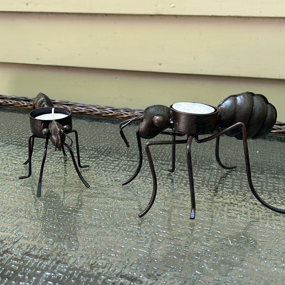 2 Different Sized Metal Ants - Each holds a Tea Light Candle. - Picture 1 of 8